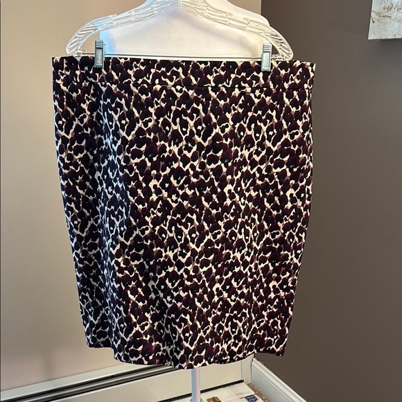 Ann Taylor Dresses & Skirts - Ann Taylor Black, plum and cream  Pencil Skirt Knee-Length Cocktail. NWOT